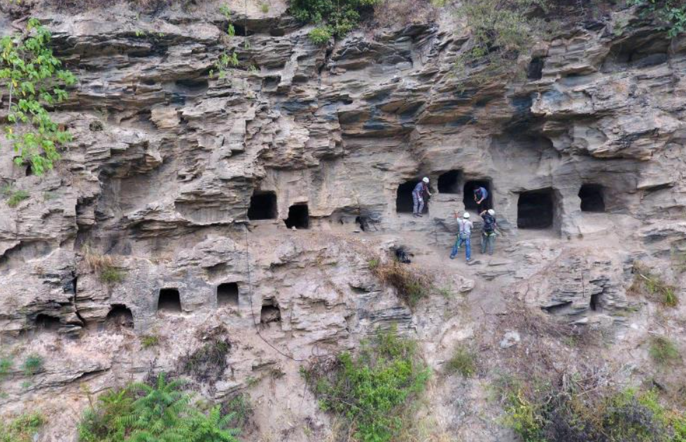 Nhiều mảnh gốm men ngọc bích và bia đá từ 37 ngôi mộ này cũng được tìm thấy. Ảnh: @ Zhang Jianbo.