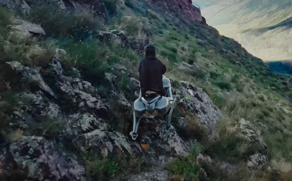 Không giống như các robot hình động vật trước đây như chú chó robot Spot của công ty Boston Dynamics, robot Corleo này được thiết kế để mọi người có thể cưỡi trên lưng nó, nhờ máy móc của robot sử dụng công nghệ trí tuệ nhân tạo (AI), và các chân được thiết kế đặc biệt để di chuyển trên các loại địa hình phức tạp.Ảnh: @Kawasaki.