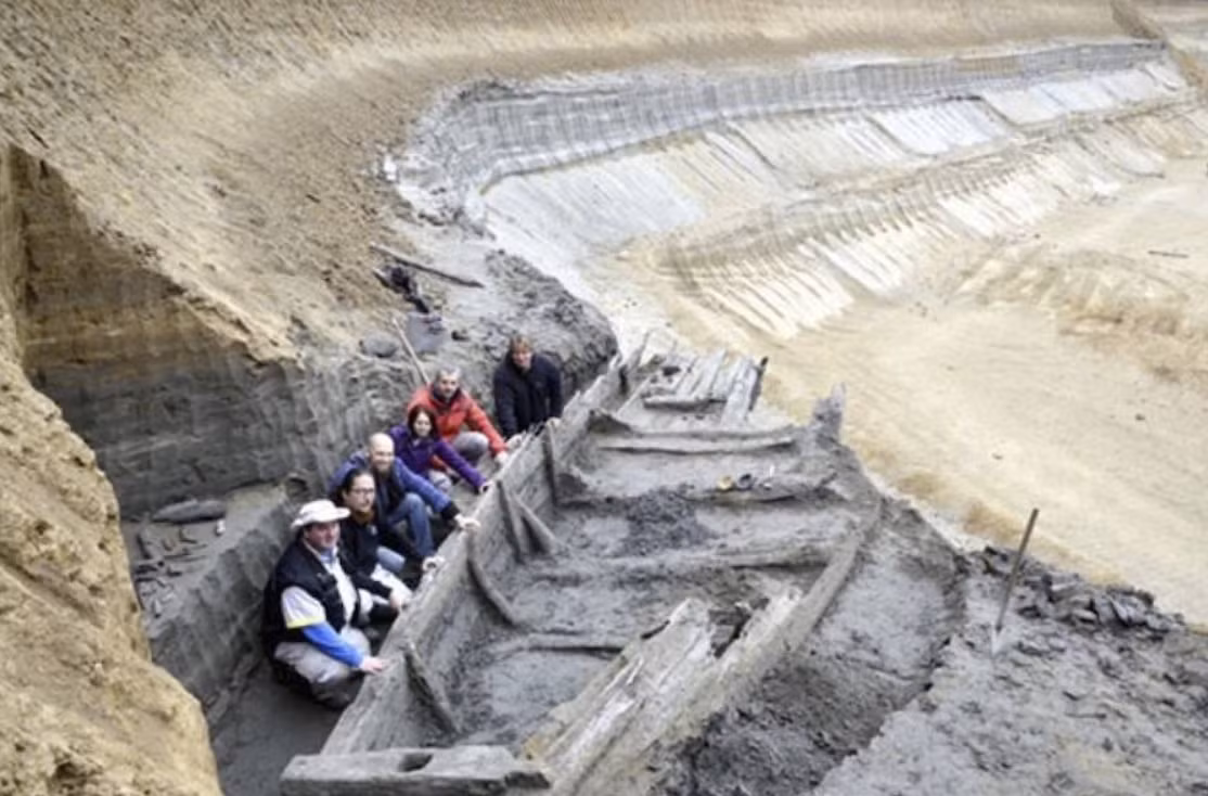 Con thuyền dài gần 15 mét với đáy phẳng và dường như được chế tạo bằng kỹ thuật của người Slav cổ xưa. Ảnh: @Uryadovir Courier.