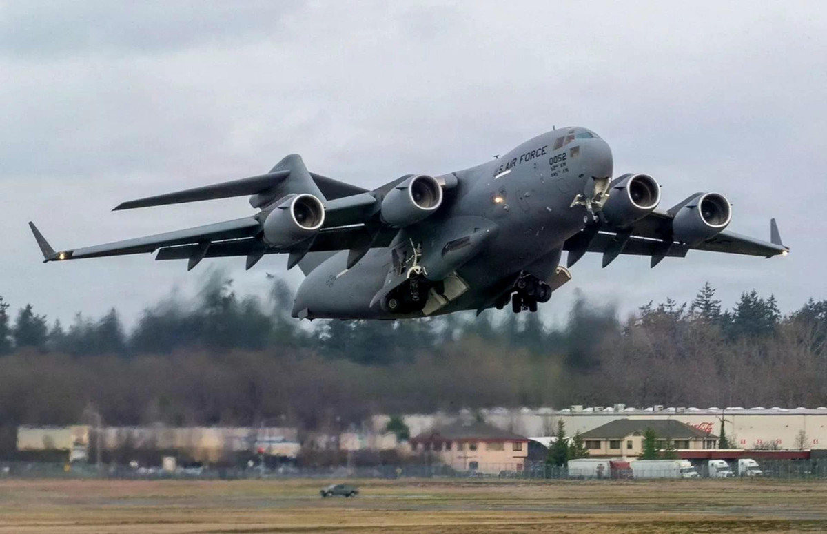 us-air-force-launches-8-c-17-transport-aircraft-in-wartime-deployment-test-3ffe80e6.jpg