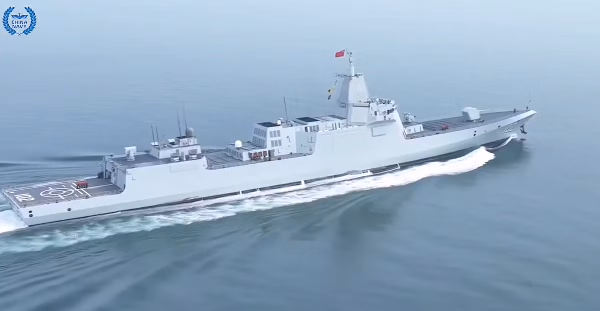 Trong những ngày gần đây, một trong những tàu khu trục Type 055 hiện đại của họ, còn có tên gọi khác là Zunyi (107), đã thực hiện một cuộc tập trận chống tàu ngầm đối đầu trên những khu vực biển nhạy cảm và phức tạp nhất từ ​​​​góc độ hải quân, qua đó củng cố một khía cạnh quan trọng trong khả năng chiến đấu của tàu khu trục Type 055. Ảnh: @China_Navy.
