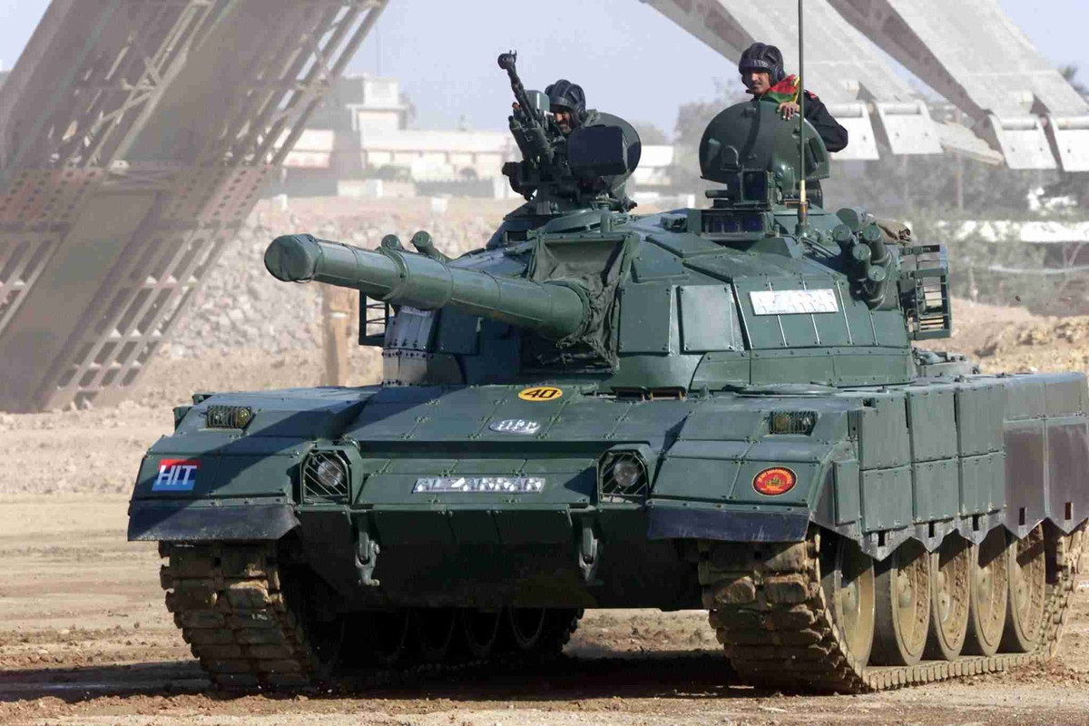 Trong khi Pakistan sở hữu lực lượng thiết giáp nhỏ hơn và phụ thuộc nhiều vào hỗ trợ từ nước ngoài, Ấn Độ lại có cả số lượng, công nghệ và năng lực sản xuất trong nước.
