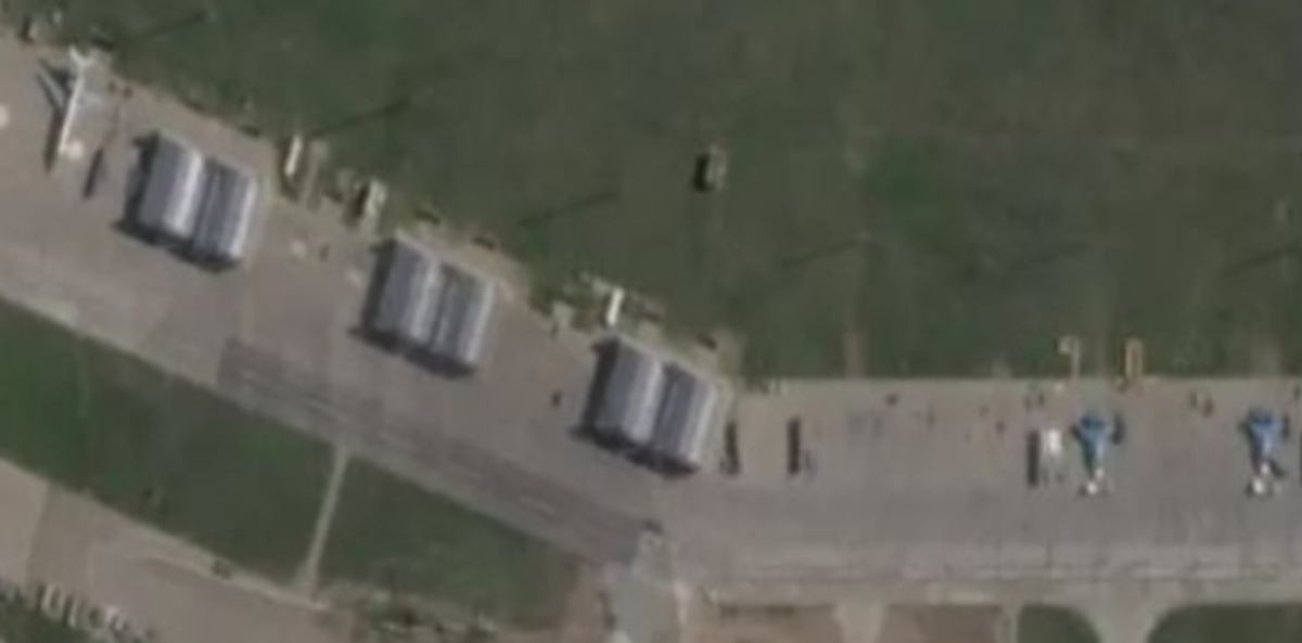 Các hình ảnh vệ tinh này cho thấy tiến trình xây dựng đang khẩn trương nhanh chóng, phản ánh sự tập trung mới của Nga vào việc bảo vệ các loại máy bay chiến đấu có giá trị cao như Su-57. Ảnh: @ Defense News.