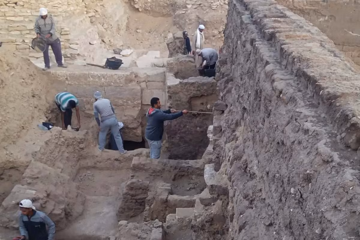 Và khi tiến hành khai quật tại nghĩa trang Saqqara này, các nhà khảo cổ học đến từ Bộ Du lịch và Cổ vật Ai Cập đã phát hiện ra một ngôi đền tang lễ hoàng gia cổ đại, và hơn 50 chiếc quan tài. Ảnh: @Bộ Du lịch và Cổ vật Ai Cập.