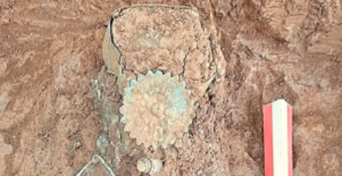 Tuy nhiên, điều đáng chú ý là người phụ nữ này đội chiếc vương miện ngược đầu hoàn toàn. Ảnh: @Hội đồng Khảo cổ Phthiotis và Evrytania.