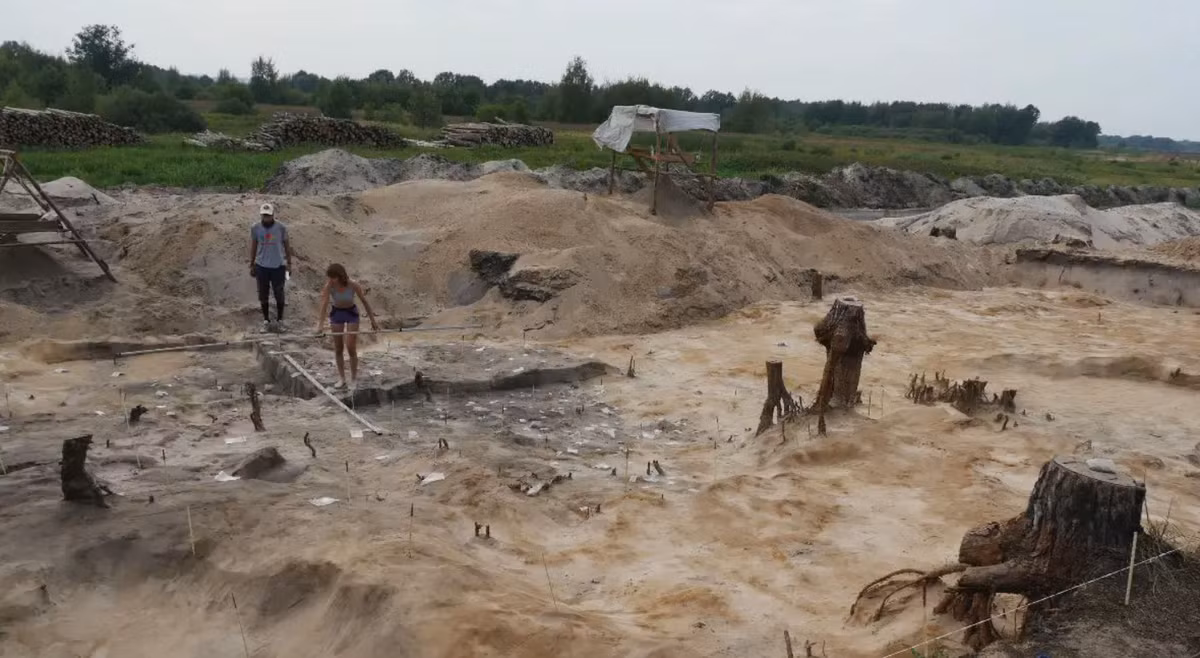 Địa điểm này cũng từng là nơi các nhà cổ sinh vật học tìm thấy nhiều hóa thạch hộp sọ, xương và răng voi ma mút, cũng như một lò lửa chứa xương động vật bị đốt cháy và dấu vết của than củi, đất son đỏ khắp khu vực này. Ảnh: @Viện Hàn lâm Khoa học Nga.