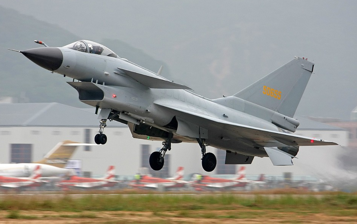 Việc có khả năng mua 42 máy bay chiến đấu J-10 đã qua sử dụng là một sự thay đổi đáng kể so với sự tập trung gần đây của Indonesia vào các nền tảng của phương Tây và Nga. Một số yếu tố có thể giải thích cho sự thay đổi này, mặc dù việc thiếu xác nhận chính thức từ Indonesia đòi hỏi một cách tiếp cận thận trọng, nhưng chi phí có thể là động lực chính. Ảnh: @19FortyFive.