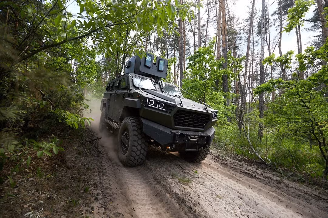 Nguyên mẫu xe bọc thép chiến đấu Inguar-3 đã được các chiến binh từ đơn vị Azov thử nghiệm trong rừng Serebryanske, nơi các binh sĩ khen ngợi hiệu suất off-road của nó - vượt trội hơn các nền tảng như Ford F-550 và Kirpi do Thổ Nhĩ Kỳ sản xuất. Ảnh: @Inguar Defence.