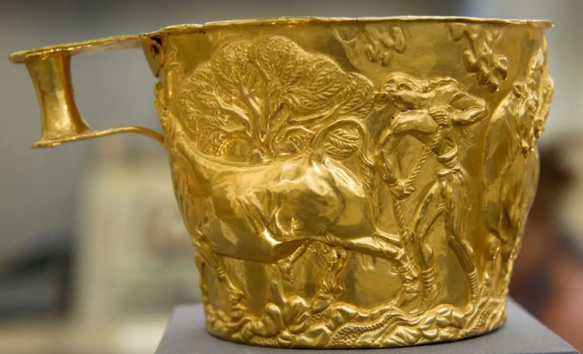 Trên chiếc cốc đầu tiên, một cảnh mô tả việc bắt giữ một con bò đực bằng dây thừng. Một người đàn ông đang buộc dây thừng vào chân con vật. Ảnh: @Bảo tàng Khảo cổ Quốc gia Athens.