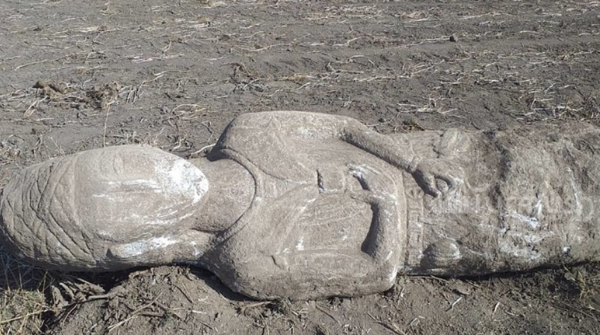 Tay còn lại như rút ra một thanh kiếm ngắn. Ảnh: @Erkin Turbayev.