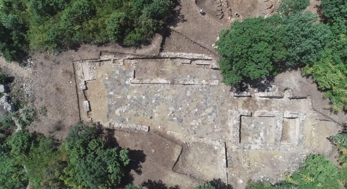 Khi tiến hành khai quật tại pháo đài thời trung cổ Balak Dere gần làng Huhla, miền nam Cộng Hòa Bulgaria, các chuyên gia đến từ Bảo Tàng Lịch Sử Quốc Gia Cộng Hòa Bulgaria bất ngờ tìm thấy một vật thể lạ, quái đản. Ảnh: @Bảo Tàng Lịch Sử Quốc Gia Cộng Hòa Bulgaria.