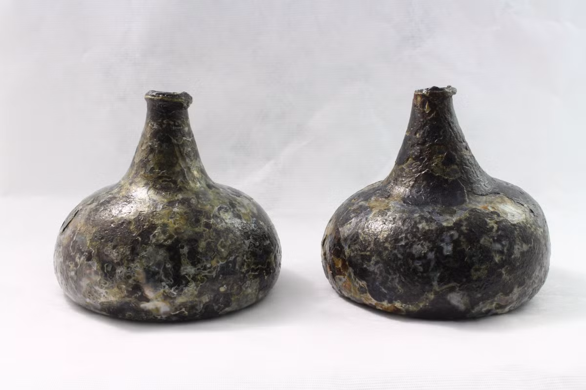 Nhờ quá trình làm sạch và sấy khô chậm rãi, các chai hành tây vẫn còn nguyên vẹn và sau đó được gia cố bằng Paraloid B-72, một chất gia cố gốc nhựa acrylic thường được sử dụng trong bảo quản thủy tinh và gốm sứ. Nhiều lớp chất này giúp ổn định các mảnh thủy tinh còn sót lại bị bong ra, và mang lại cho chai vẻ ngoài sáng bóng như bạn có thể thấy trong các bức ảnh sau khi xử lý. Ảnh: @Sở Tài nguyên Lịch sử Florida.