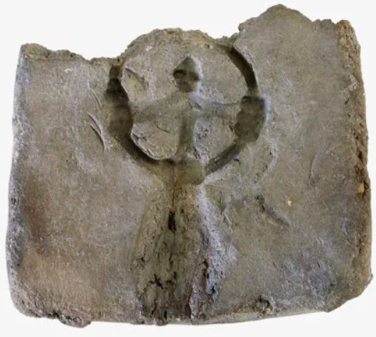 Đây là một hiện tượng cực kỳ hiếm gặp trong khảo cổ học, nơi các công cụ sản xuất và vật thể hoàn chỉnh hiếm khi tồn tại cùng nhau, và càng hiếm hơn nữa khi chúng được tìm thấy lại sau nhiều thế kỷ. Ảnh: @Văn phòng Bảo tồn Di tích và Bảo tàng Khảo cổ học bang Brandenburg (BLDAM).