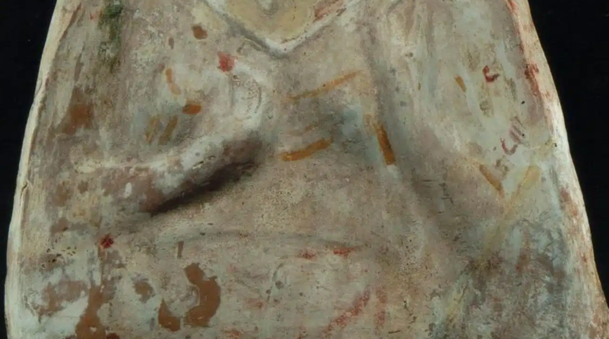 Các chi tiết như chất liệu vải, chiếc vòng cổ đôi, bông hoa cầm trên tay phải, mái tóc và đôi môi đều được thể hiện bằng màu đỏ. Ảnh: @Bảo tàng Khảo cổ học Amphipolis.