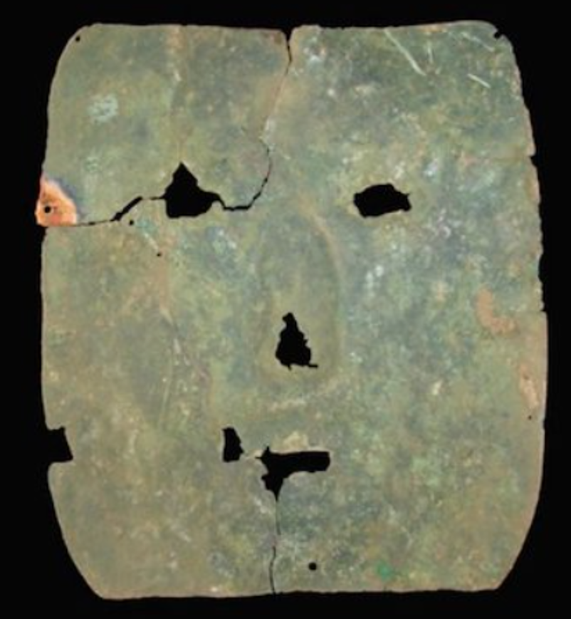 Thậm chí, chiếc mặt nạ kỳ quái này còn chứa các lỗ tròn nhỏ để cố định nó với mặt người đeo thông qua các dây luồng vào. Ảnh: @Đại học Buenos Aires.