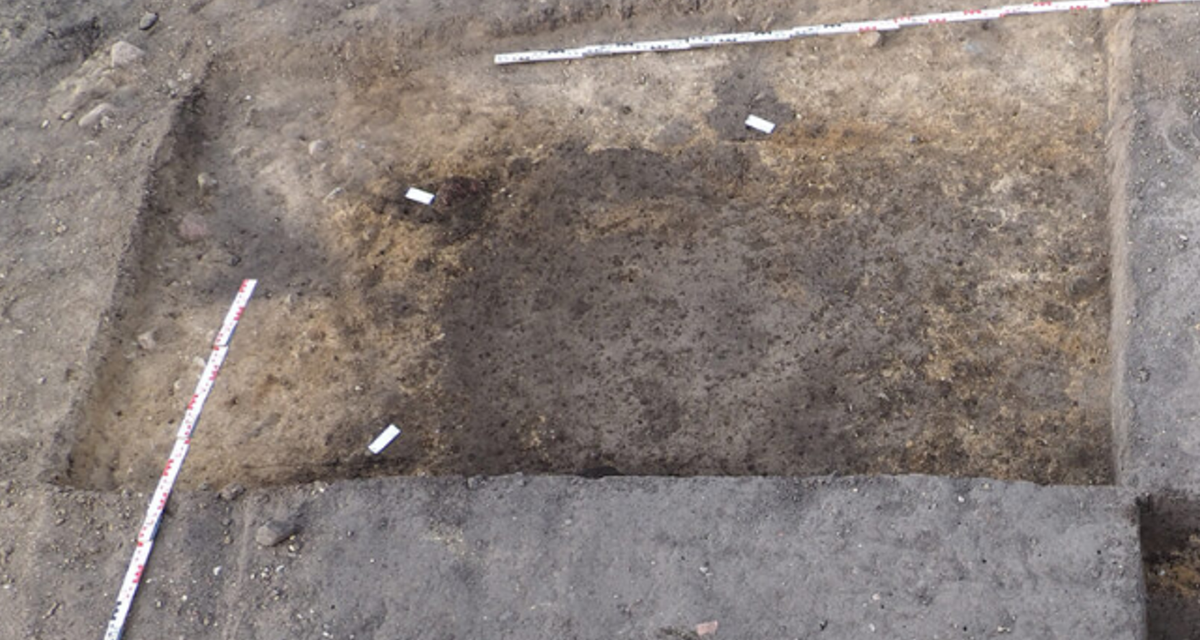 Ba lò nướng được gia cố bằng đất sét nung, lưu giữ dấu vết của những khúc gỗ tròn cho thấy cấu trúc ban đầu của chúng. Ảnh: @Văn phòng Quản lý Di sản và Khảo cổ học bang Saxony-Anhalt.