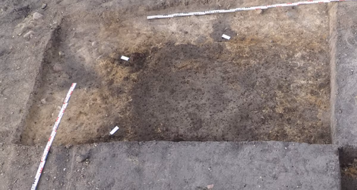 Ba lò nướng được gia cố bằng đất sét nung, lưu giữ dấu vết của những khúc gỗ tròn cho thấy cấu trúc ban đầu của chúng. Ảnh: @Văn phòng Quản lý Di sản và Khảo cổ học bang Saxony-Anhalt.