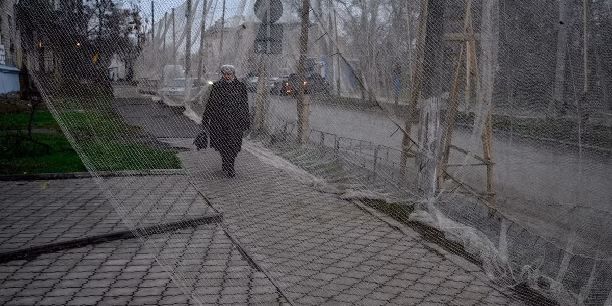 Thực tế tại hiện trường lại đặt ra hàng loạt dấu hỏi. Chất lượng thi công của các công trình này bị đánh giá là thấp, khó có thể chống chịu điều kiện thời tiết khắc nghiệt. Chỉ một đợt tuyết rơi dày hoặc gió mạnh cũng đủ khiến lưới và cột trụ sập xuống - kịch bản từng xảy ra trên nhiều tuyến đường khác.