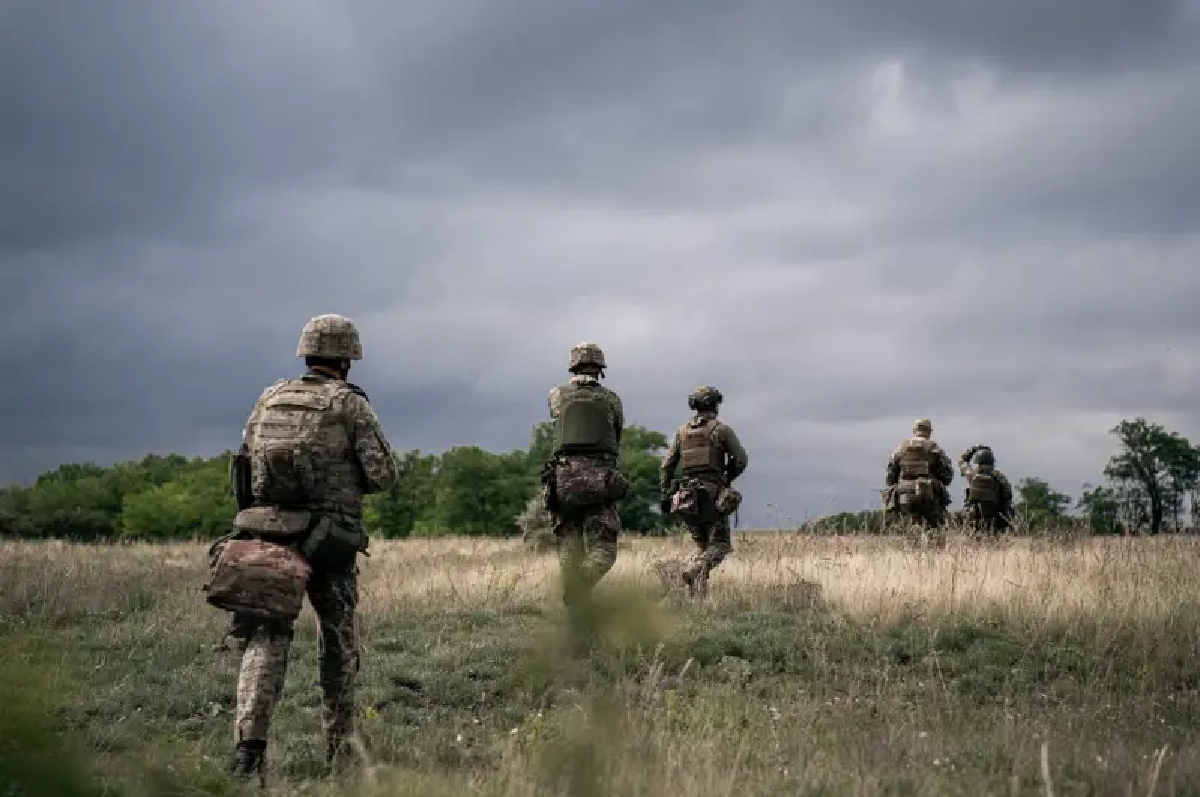 Với chênh lệch lực lượng quá lớn, các tuyến phòng thủ của Ukraine nhanh chóng bị xuyên thủng. Trong quá trình tấn công, quân Nga phát hiện nhiều công sự phòng ngự của Ukraine để trống dù đã đào “hầm bộ binh” , nhưng lại không bố trí lính canh giữ. Ảnh: Top War