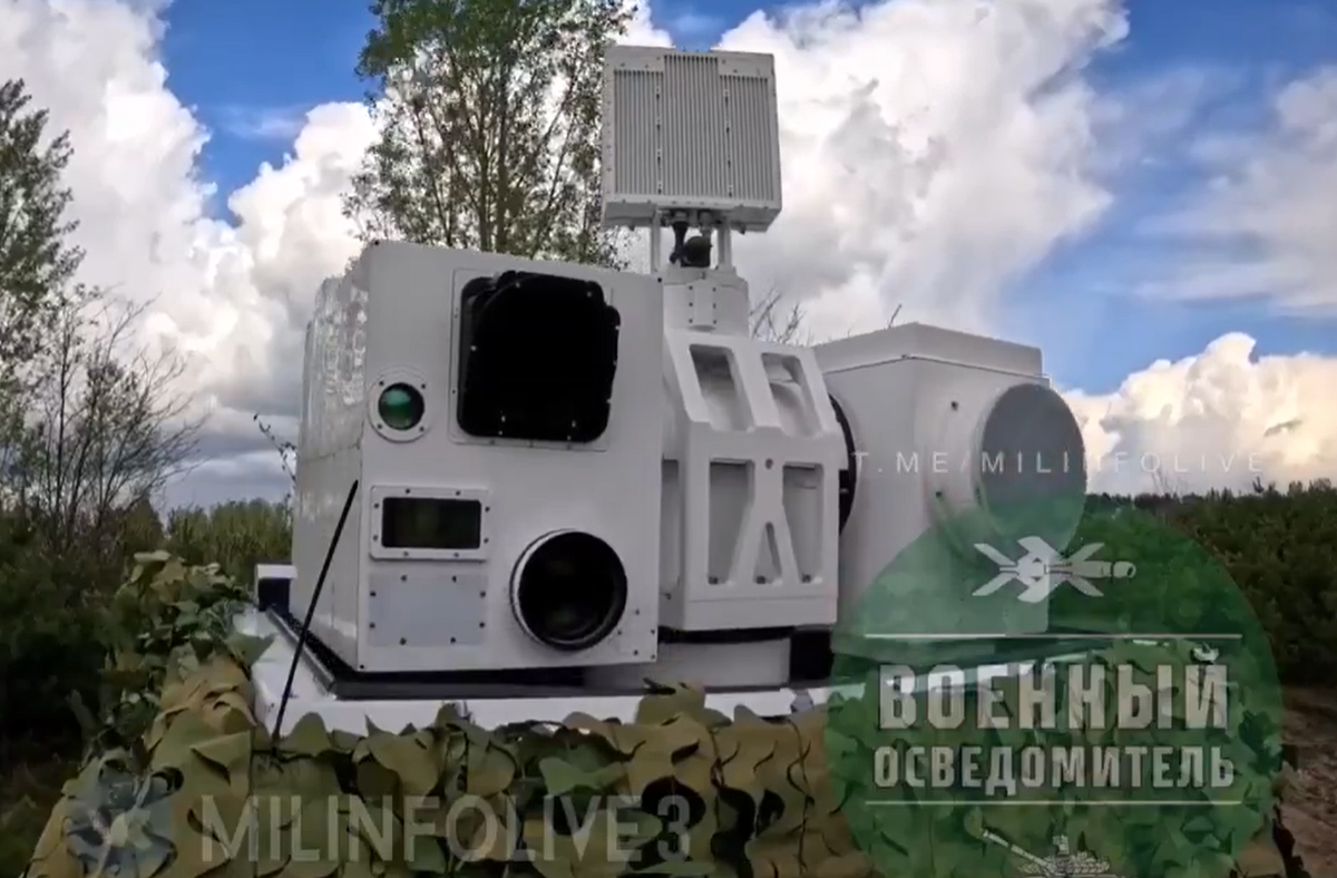 Cảnh tiếp theo cho thấy, hệ thống laser nhô ra khỏi xe và sau đó được một người lính trong xe xoay bằng cần điều khiển. Ảnh: @MILINFOLIVE3.