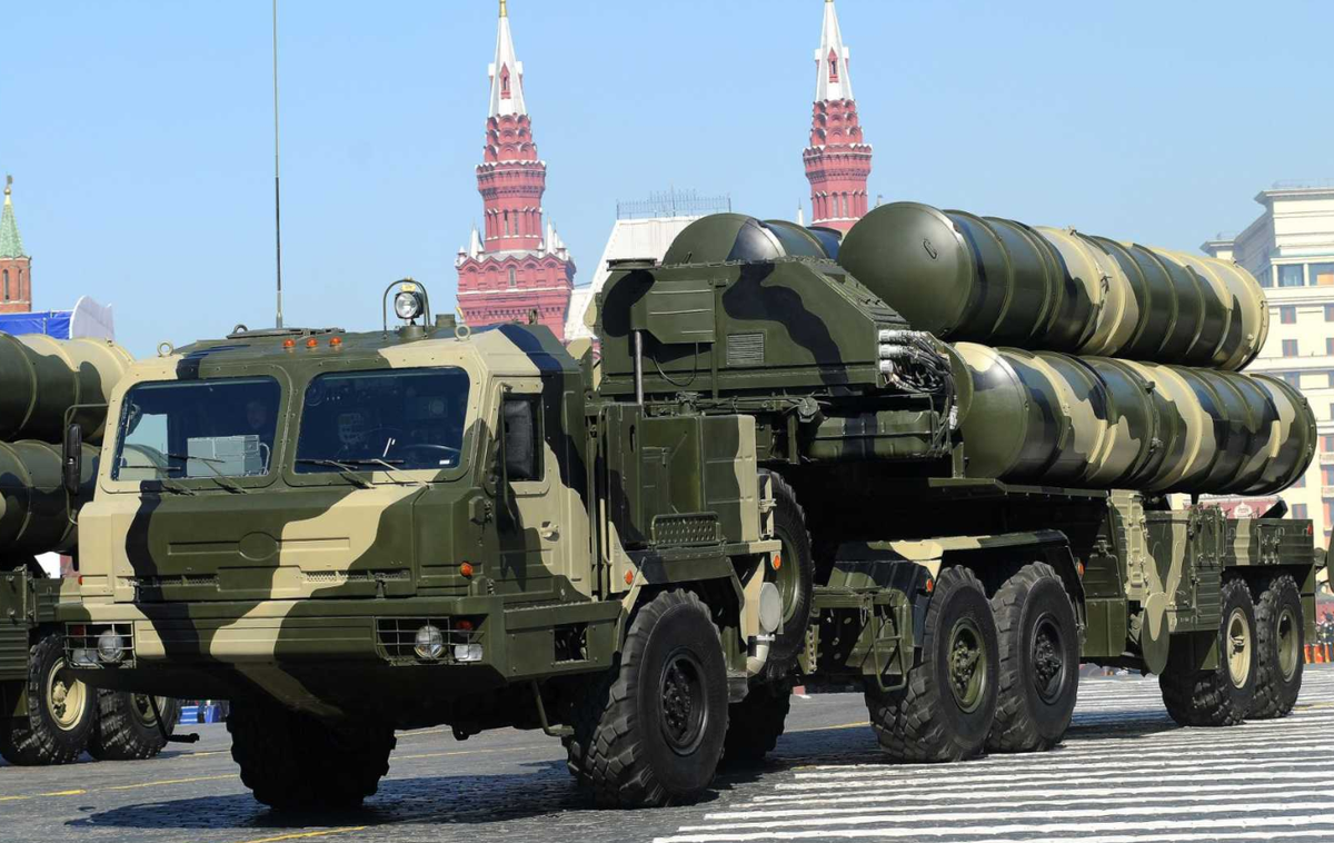 “Một trong những phản ứng đó là tiềm năng hiện đại hóa to lớn của hệ thống tên lửa phòng không S-400, cho phép chúng ta nhanh chóng giảm thiểu các mối đe dọa mới nổi trong các chiến dịch quân sự đặc biệt”, ông Yan Novikov nói thêm. Ảnh: @ Russia Beyond.