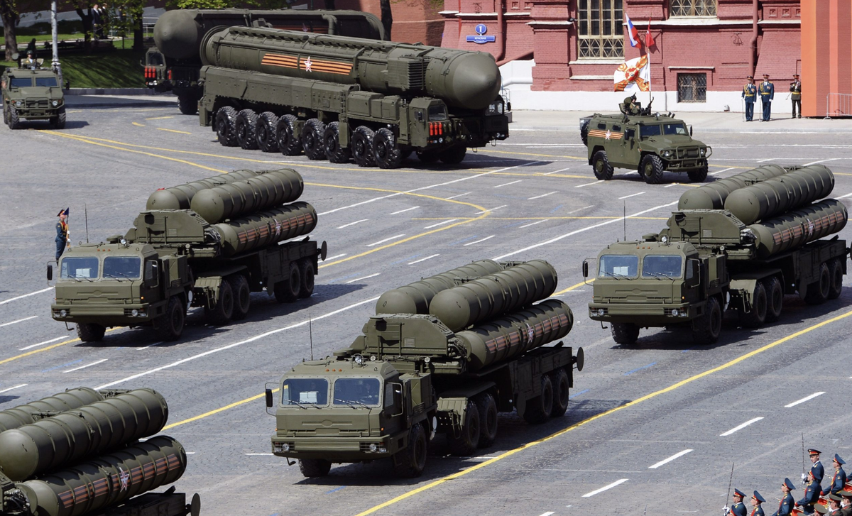 Hiện tại, chưa có thêm thông tin chi tiết nào được cung cấp về những cải tiến cụ thể sẽ được tích hợp vào hệ thống phòng không S-400 Triumph sắp tới của Nga. Ảnh: @Defense News.