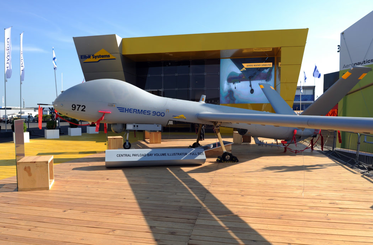 Với sải cánh 15 mét và trọng lượng cất cánh tối đa 970 kg, nền tảng này hỗ trợ tải trọng lên đến 300 kg. Hermes 900 có thể được trang bị nhiều loại tải trọng, bao gồm cảm biến EO/IR, radar khẩu độ tổng hợp với chỉ báo mục tiêu di chuyển trên mặt đất, hệ thống tác chiến điện tử, gói COMINT/ELINT và cảm biến siêu quang phổ…Ảnh: @ C4ISRNet.