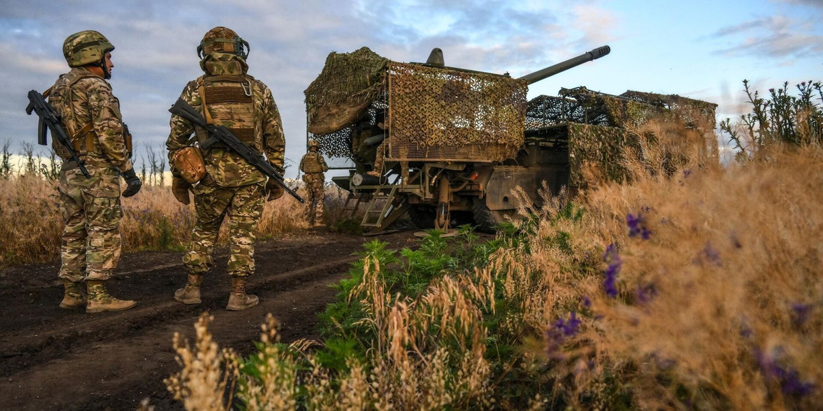 Các báo cáo từ tiền tuyến cho thấy, Nga đang lựa chọn chiến thuật tiến công theo từng mũi nhỏ, từng bước khóa chặt mục tiêu rồi nhanh chóng củng cố trận địa để chặn đòn phản kích. Dù tốc độ không quá nhanh, cách đánh này giúp họ giảm thiểu thương vong, giữ nhịp tấn công ổn định và từng chút bào mòn sức phòng thủ của Ukraine.