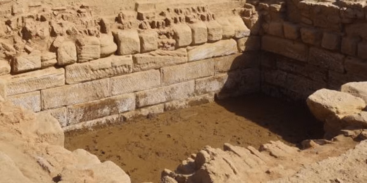 Việc khai quật “hồ thiêng” tại khu vực đền Montu thuộc quần thể đền Karnak là một thành tựu đặc biệt. Ảnh: @Bộ Du lịch và Cổ vật Ai Cập.