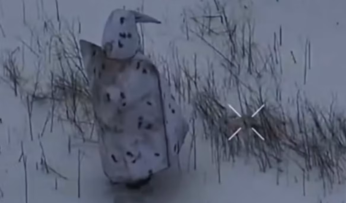 Theo các binh sĩ Ukraine, những bộ đồ này được thiết kế để giảm khả năng bị phát hiện trong địa hình mùa đông, nhưng thay vào đó nó lại khiến người mặc nổi bật giữa khung cảnh trống trải. Ảnh: @Defence_blog.