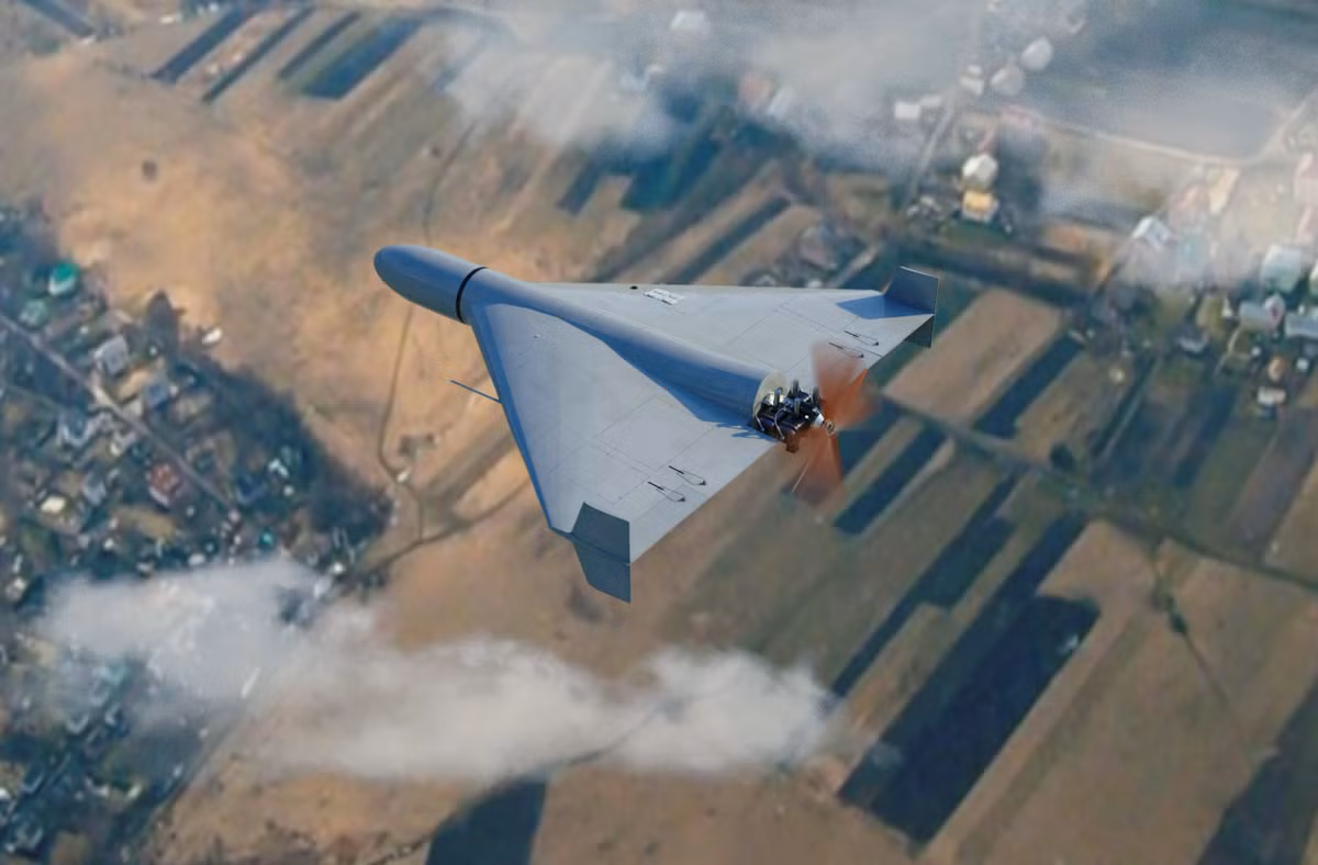 Nga đã nhận lô máy bay không người lái Shahed đầu tiên từ Iran vào năm 2022. Đến mùa hè năm 2023, Nga bắt đầu tự sản xuất dòng máy bay không người lái này trong nước. Cơ sở sản xuất được thành lập cách tiền tuyến 1.200 km, tại Khu kinh tế đặc biệt Alabuga ở thành phố Yelabuga. Ảnh: @ Defense Express.