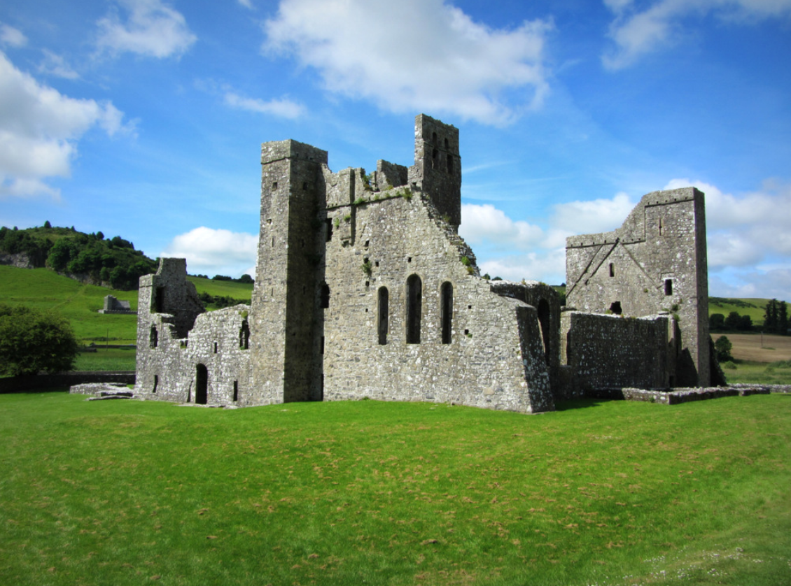 Trong quá trình cắt cỏ cho bò ăn, ngay ven đường dưới hàng cây sồi tại tàn tích của một pháo đài cổ ở Quận Westmeath, Ireland, một người nông dân tên là Thomas Dunne bất ngờ tìm thấy hai vật thể lạ. Ảnh: @Bảo tàng Quốc gia Ireland.