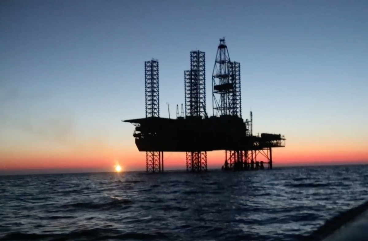 Ít nhất một blogger quân sự người Nga tuyên bố, Ukraine đã sử dụng giàn khoan này làm căn cứ tiền phương cho nhân viên của Tổng cục Tình báo (GUR). Blogger quân sự này còn viết rằng, giàn khoan Tavrida cũng được sử dụng để phóng máy bay không người lái, tiếp nhiên liệu cho máy bay không người lái của hải quân, cũng như để lưu trữ các hệ thống chiến tranh điện tử và liên lạc. Ảnh: @Euronews.