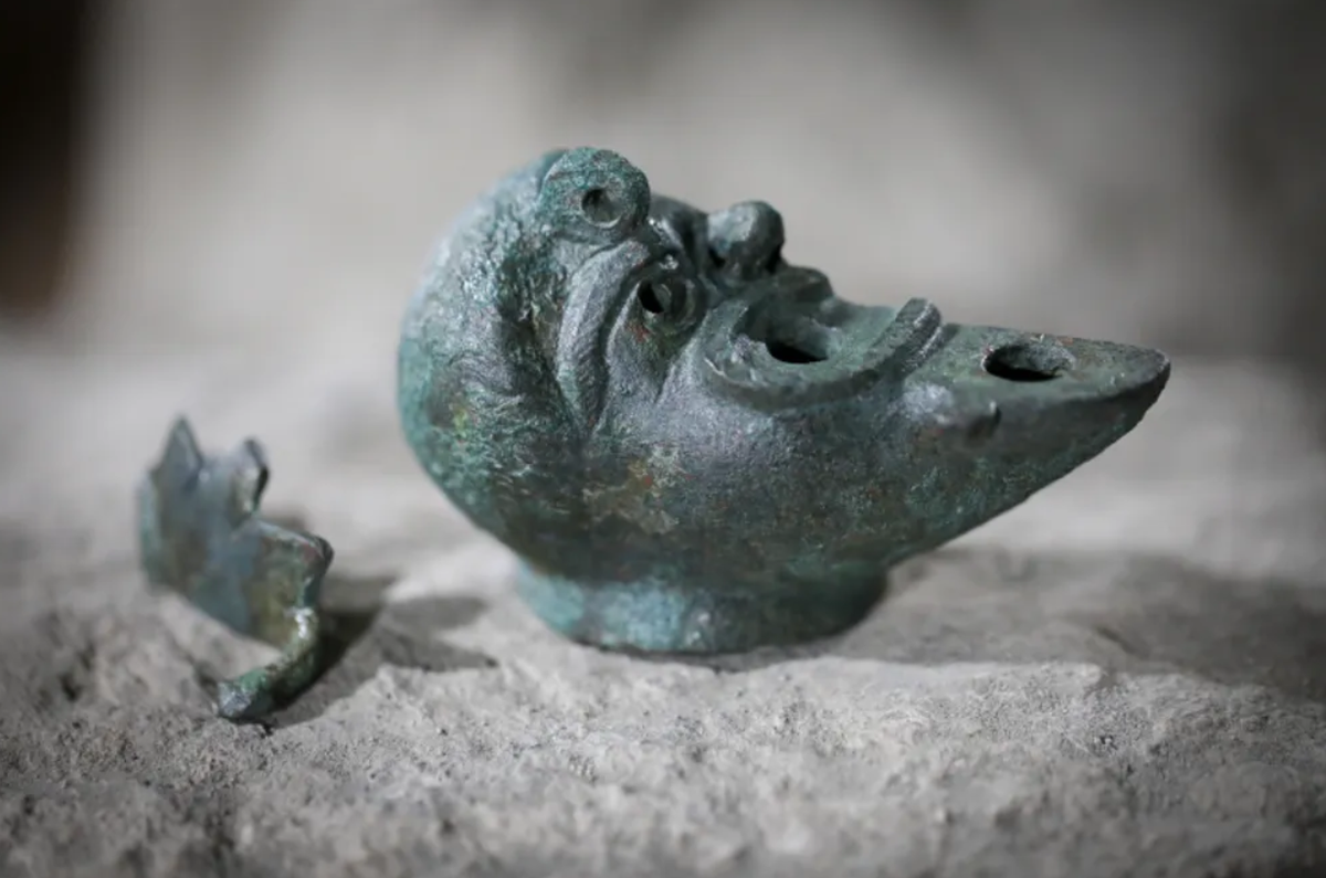 Các nhà nghiên cứu của Cơ quan Cổ vật Israel cho rằng, chiếc đèn dầu bằng đồng này được sử dụng làm vật chôn cất dưới nền móng tòa nhà, như một nghi lễ để mang lại may mắn cho cư dân từng sống trong tòa nhà cũ thời La Mã này. Ảnh: @Cơ quan Cổ vật Israel.