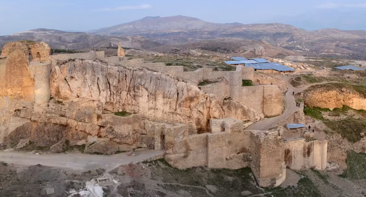 Trong một cuộc khai quật khảo cổ tại Gò đất Tadım ở Elazığ, Thổ Nhĩ Kỳ, các chuyên gia đến từ Bộ Văn hóa và Du lịch, chính quyền tỉnh Elazığ tìm thấy di tích cổ xưa kỳ quái. Ảnh: @Bộ Văn hóa và Du lịch, chính quyền tỉnh Elazığ.