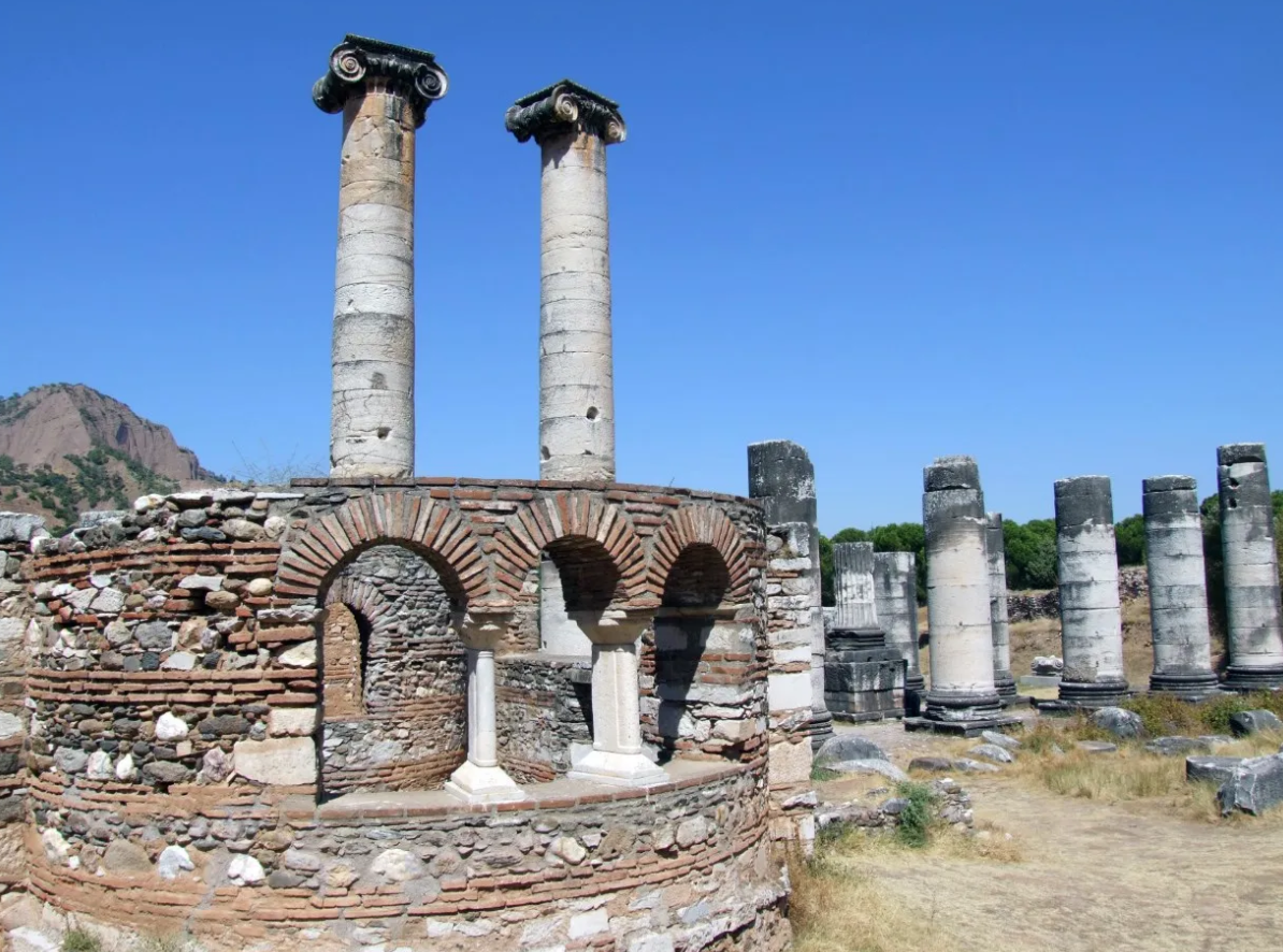 Khu định cư Sardis nằm dưới chân dãy núi Tmolus, dọc theo thung lũng màu mỡ của sông Hermo, tại một điểm kết nối tự nhiên giữa vùng nội địa Anatolia và Aegean. Ảnh: @stilearte.