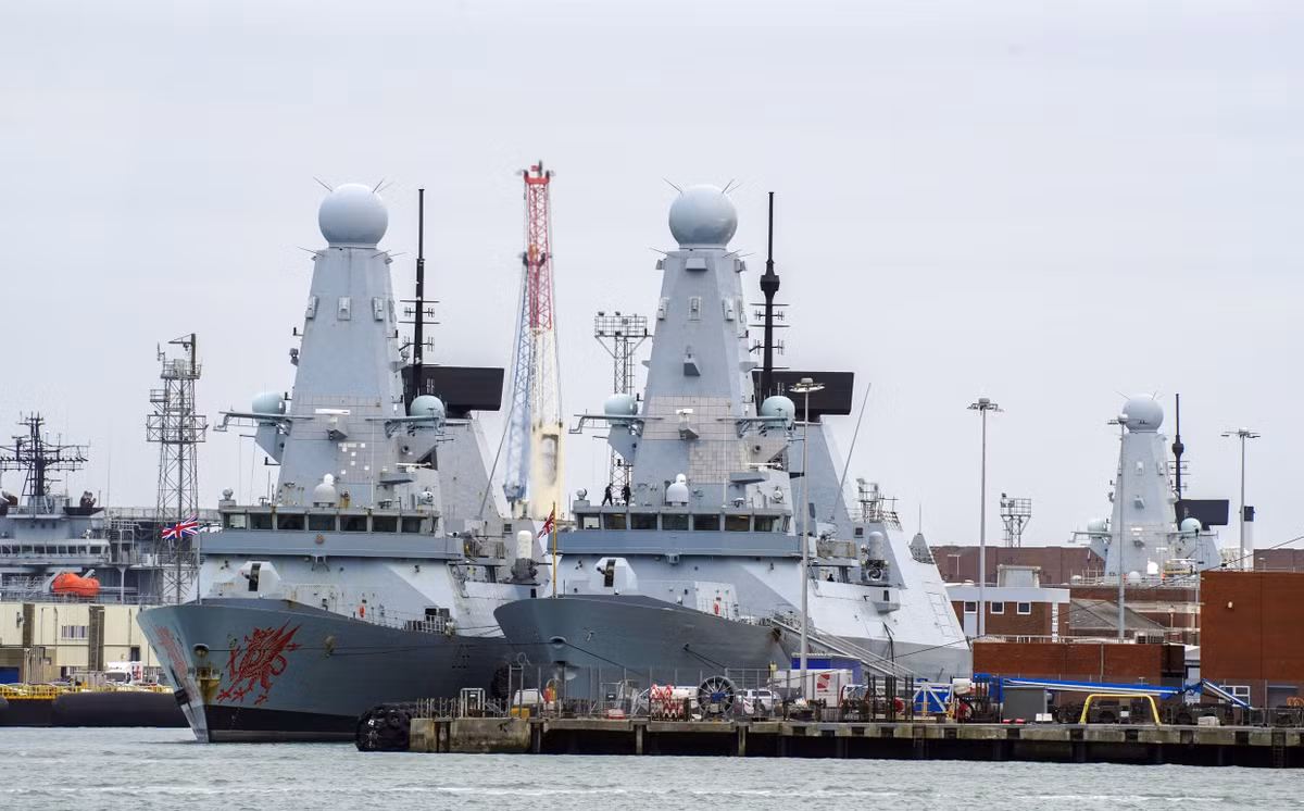 Theo cựu thuyền trưởng Gerry Northwood, tình trạng này khiến Hải quân Anh đối mặt nguy cơ nghiêm trọng: “Trong thời chiến, chúng ta sẽ phải chọn giữa việc bảo vệ London hay bảo vệ hạm đội, vì chẳng đủ tàu để làm cả hai”. Ông cũng thừa nhận, “Type 45 là nạn nhân của đầu tư yếu kém và cách tiếp cận quá tham vọng về kỹ thuật mà không có đủ tiền và chuyên môn”.