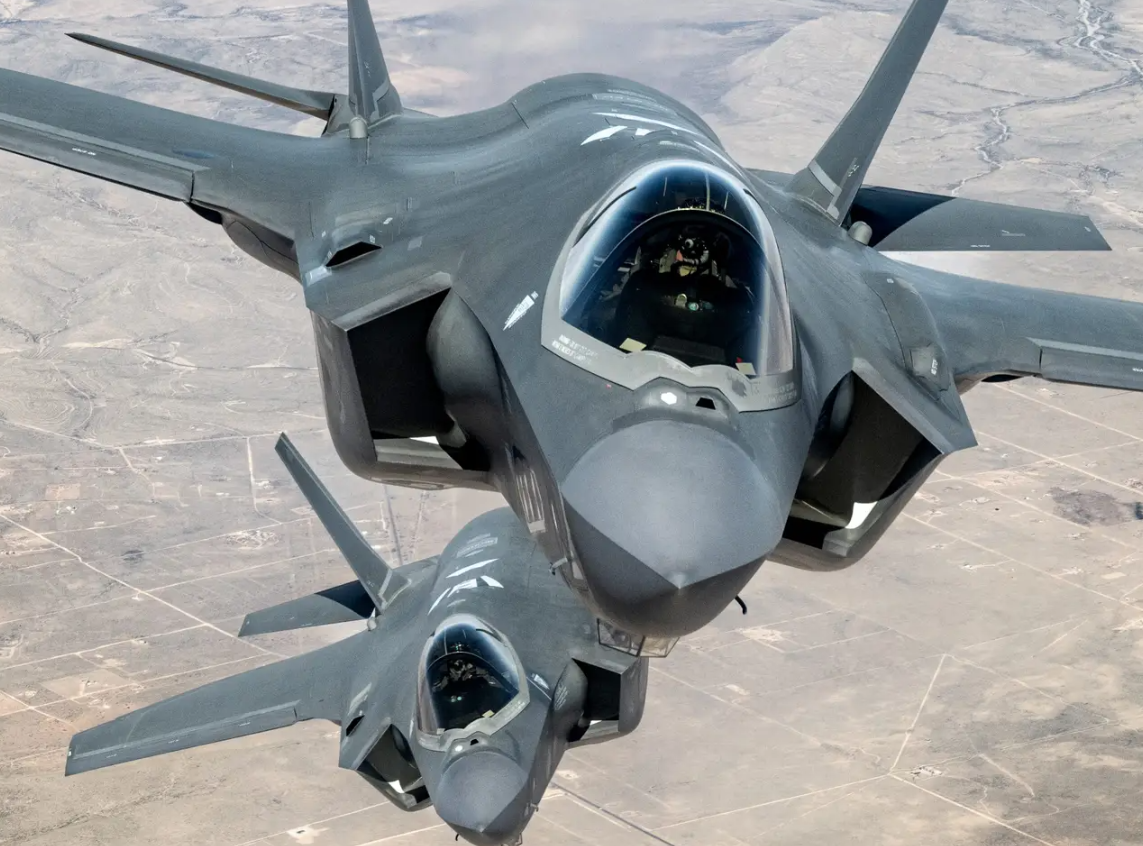 F-35 có thể mang tới 8.000 kg vũ khí và có bán kính chiến đấu khoảng 1.200 km. Tuy nhiên, chi phí cao của nó—khoảng 110 triệu đô la cho mỗi chiếc F-35A—là một điểm gây tranh cãi đối với những người mua tiềm năng, bao gồm cả Ấn Độ. Ảnh: @Army Recognition.