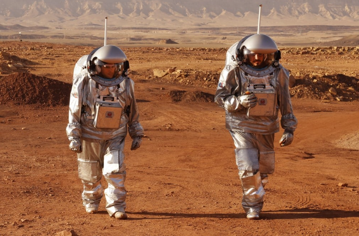 Cho nên, bộ đồ phi hành gia của bạn phải có hệ thống điều chỉnh nhiệt độ, quản lý áp suất và cung cấp oxy tiên tiến , đảm bảo bạn có thể thở, giữ ấm và di chuyển thoải mái. Bộ đồ phi hành gia hiện đại được thiết kế để thám hiểm sao Hỏa phải có trọng lượng nhẹ, linh hoạt và đủ bền để chịu được các cơn bão bụi và địa hình đá của hành tinh này. Ảnh: @Texas A&amp;M University Engineering.