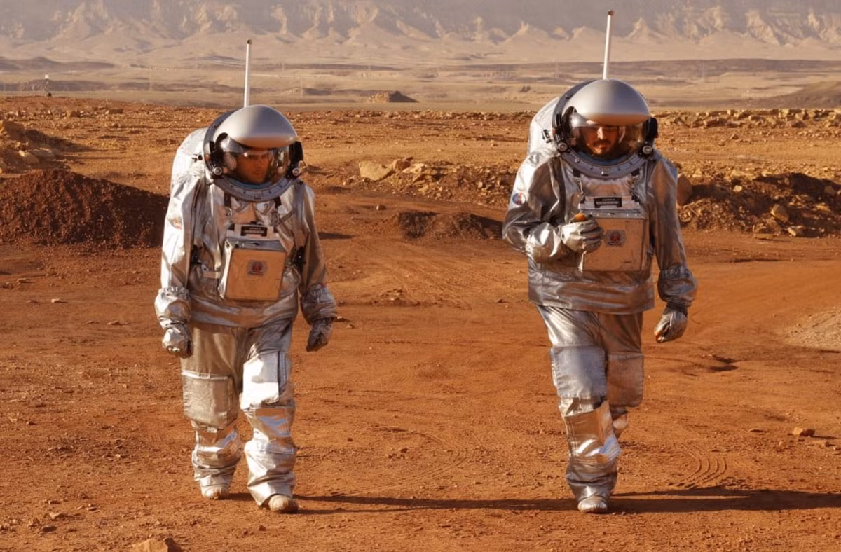 Cho nên, bộ đồ phi hành gia của bạn phải có hệ thống điều chỉnh nhiệt độ, quản lý áp suất và cung cấp oxy tiên tiến , đảm bảo bạn có thể thở, giữ ấm và di chuyển thoải mái. Bộ đồ phi hành gia hiện đại được thiết kế để thám hiểm sao Hỏa phải có trọng lượng nhẹ, linh hoạt và đủ bền để chịu được các cơn bão bụi và địa hình đá của hành tinh này. Ảnh: @Texas A&amp;M University Engineering.