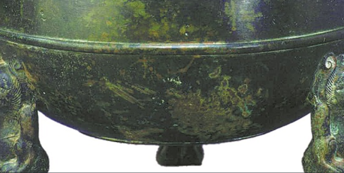 Đôi chân không chỉ làm tăng thêm vẻ dễ thương. Các chuyên gia cho biết, vào thời nhà Hán, gấu tượng trưng cho sự may mắn. Ảnh: @Bảo tàng Hà Bắc.