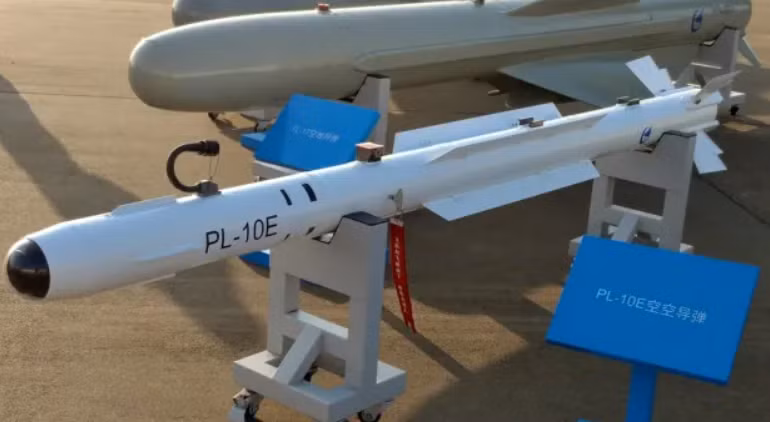 Được biết, tên lửa không đối không Type 04 nặng 95 kg với tầm bắn 30–35 km. IRIS-T nặng 87 kg và dài 2,94 m. PL-10E của Trung Quốc dài 3 m, nặng 89 kg và được cho là có tầm bắn 20 km. Ảnh: @KCNA.