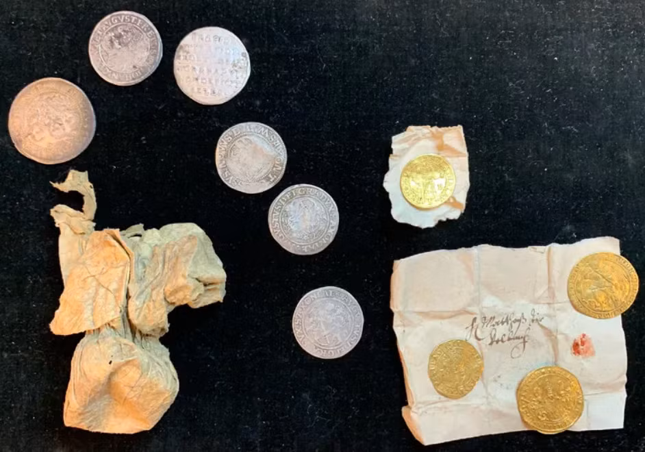 Những chiếc túi da chứa 816 đồng xu, bao gồm một đồng "thiên thần vàng" cực kỳ quý giá, một số đồng ducat vàng, đồng ducat vàng đôi, đồng thaler bạc, đồng nửa thaler và đồng một phần tư thaler, cùng với 800 xu. Ảnh: @U. Dräger, Halle.