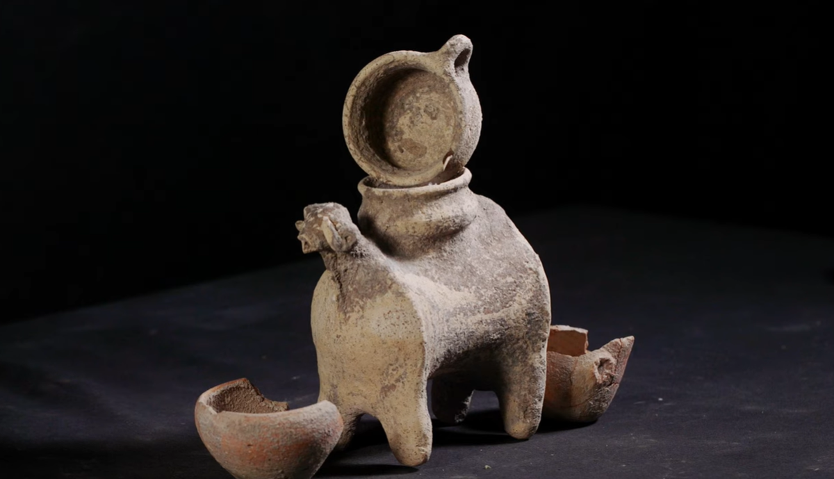 Đó là chiếc bình hình thú có hình dạng con cừu đực. Một số bát nhỏ hơn được tìm thấy bên cạnh nó. Ảnh: @Cơ quan Cổ vật Israel.