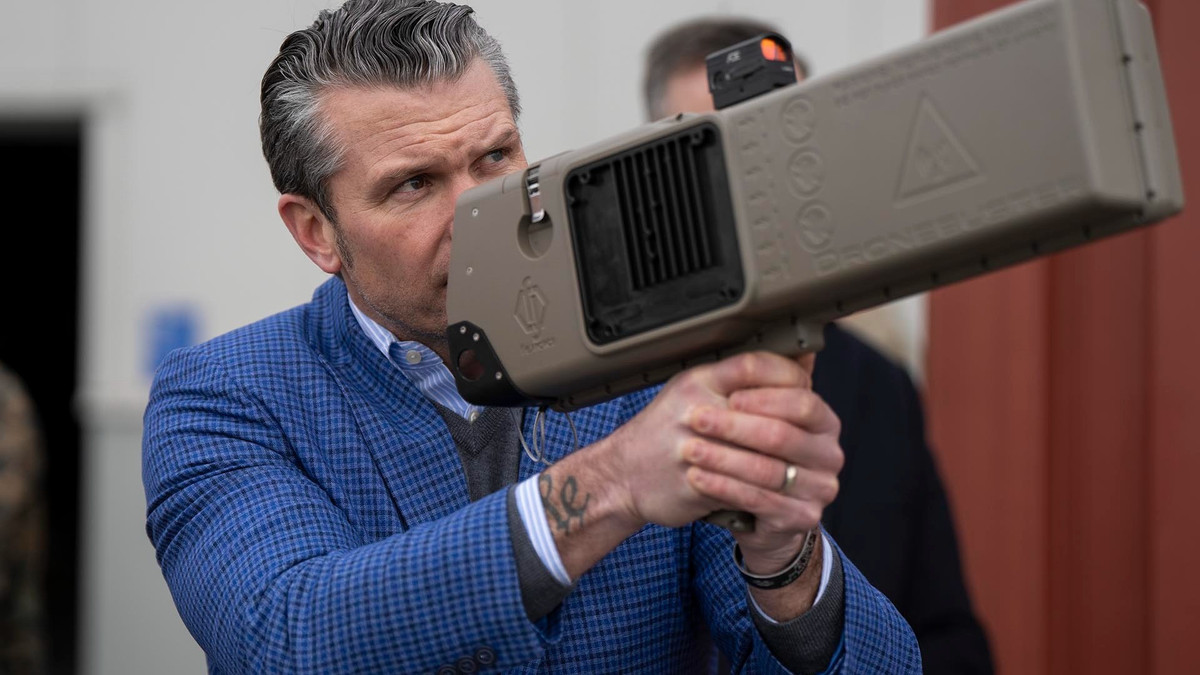 JIATF 401 được lập ra để thay thế Văn phòng Hệ thống Chống UAV Nhỏ (JCO) tồn tại từ năm 2020. Lầu Năm Góc thừa nhận JCO đã thiếu tính linh hoạt khi số lượng cơ quan tham gia ngày càng nhiều nhưng phối hợp kém hiệu quả, khiến việc ứng phó UAV bị chậm trễ.