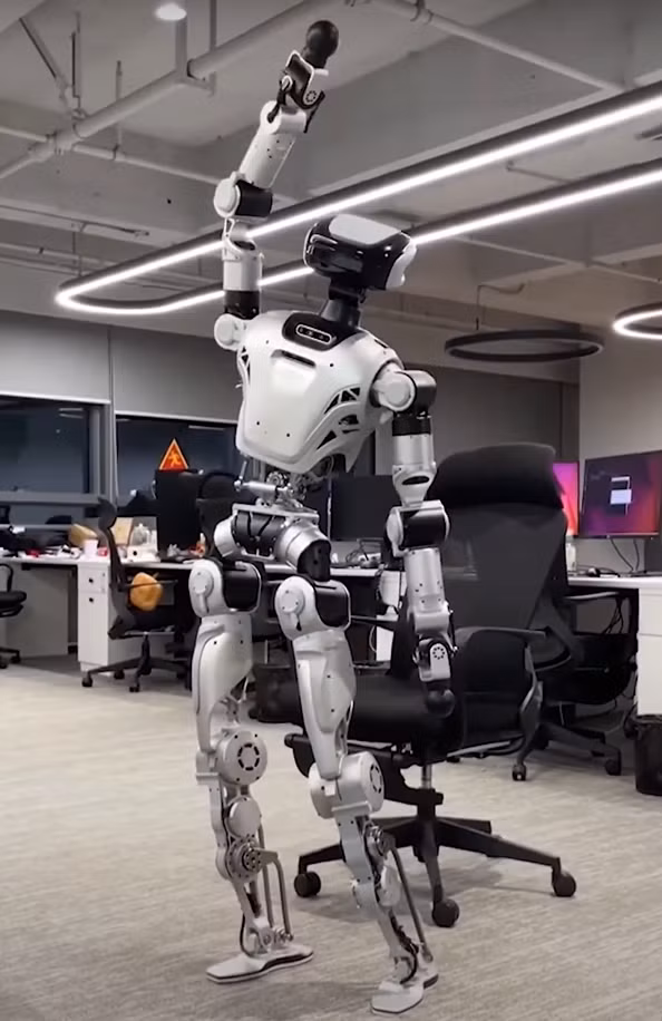 Về thông số kỹ thuật, robot CL-3 cao khoảng 164 cm, thiết kế cơ khí của robot này có 31 bậc tự do (degree of freedom, DOF) để giúp robot có những chuyển động cực kỳ năng động và giống thật nhất. Ảnh: @LimX Dynamics/Youtube.