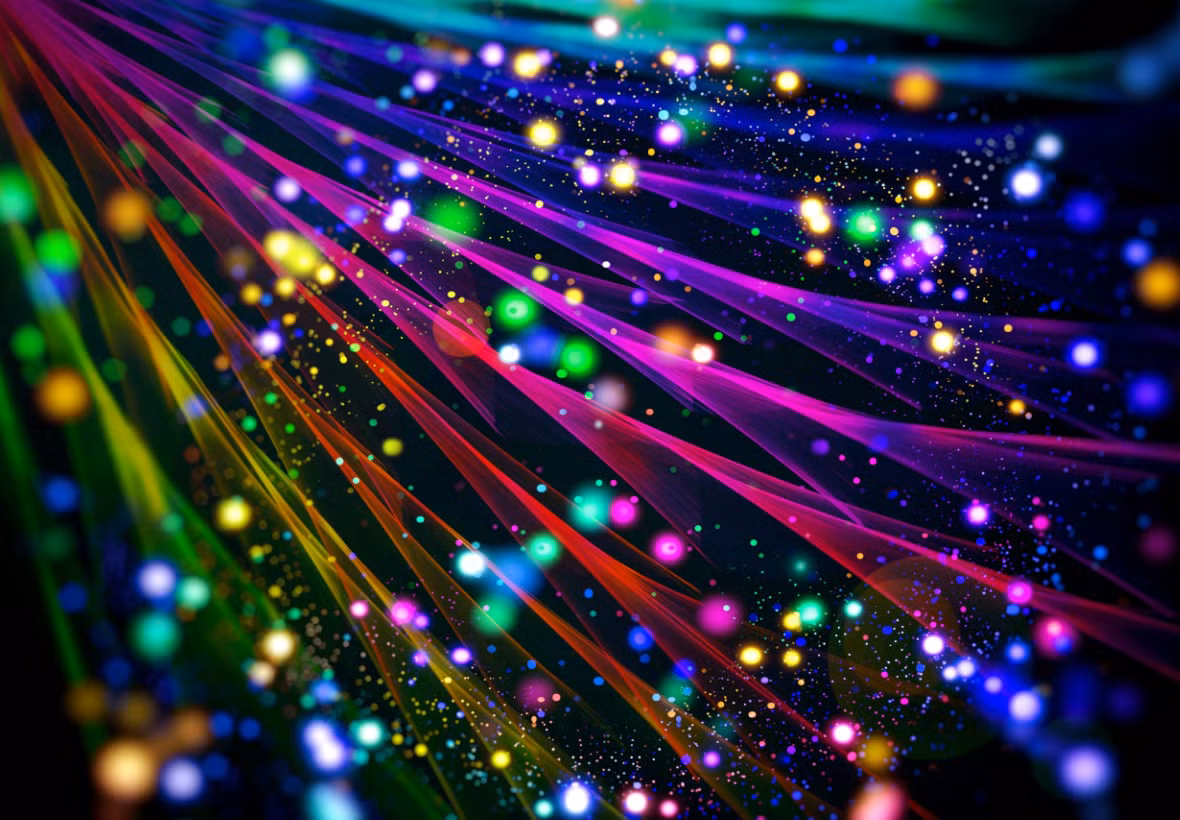 Ngoài ra, chiếc áo này còn tích hợp các sợi quang polyme có khả năng đổi màu cực kỳ linh hoạt theo nhiệt độ, trở thành một tính năng cảnh báo an toàn cho người mặc áo khoác để theo dõi nhiệt độ khi mặc. Ảnh: @cloudinary.