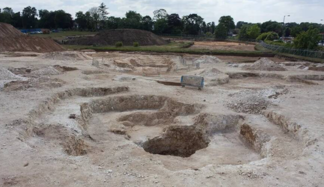 Khi tiến hành khai quật trong một hố khai thác đá La Mã cổ đại tại địa điểm khảo cổ Nescot, các chuyên gia đến từ trường Nescot College ở Ewell, Surrey, Anh bất ngờ tìm thấy một bí ẩn đáng kinh ngạc. Ảnh: @trường Nescot College.