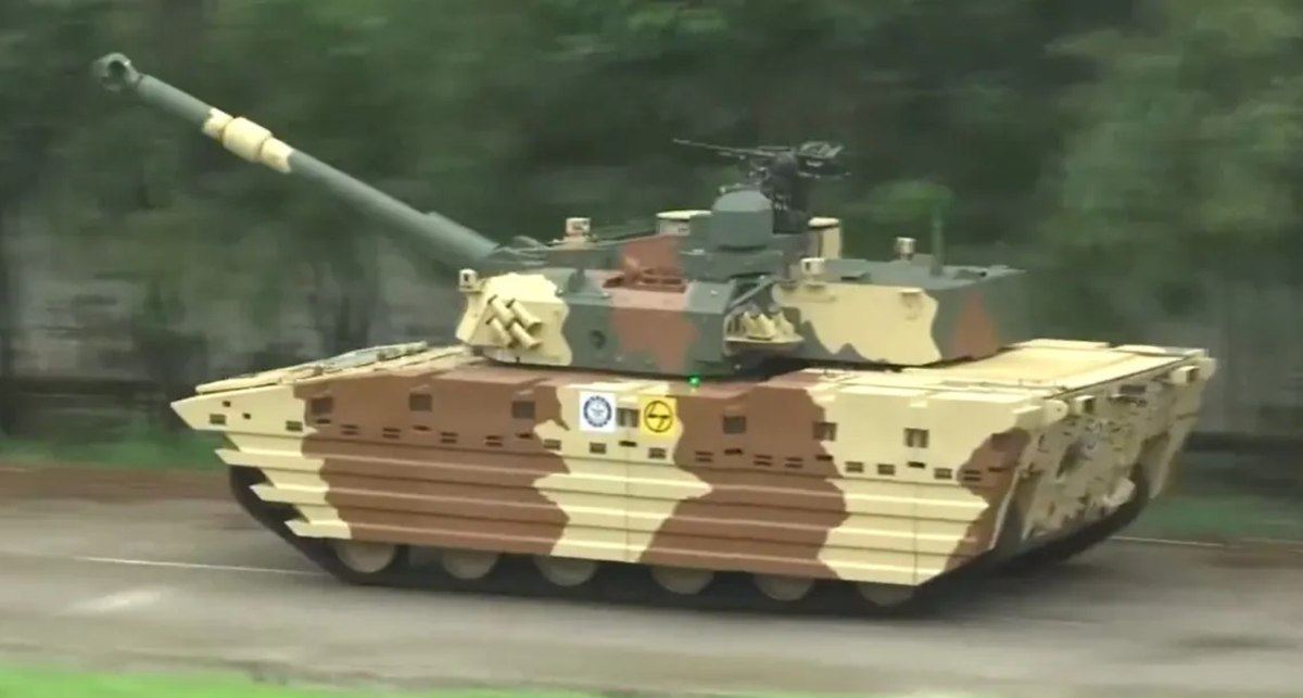 Xe được trang bị động cơ diesel Cummins (của Mỹ) cho ra công suất 750 mã lực, một số báo cáo khác cho rằng, có thể có cả phiên bản 1.000 mã lực. Động cơ này cho phép xe đạt tốc độ đường trường lên đến 65 km/giờ. Ảnh: @ India Today.