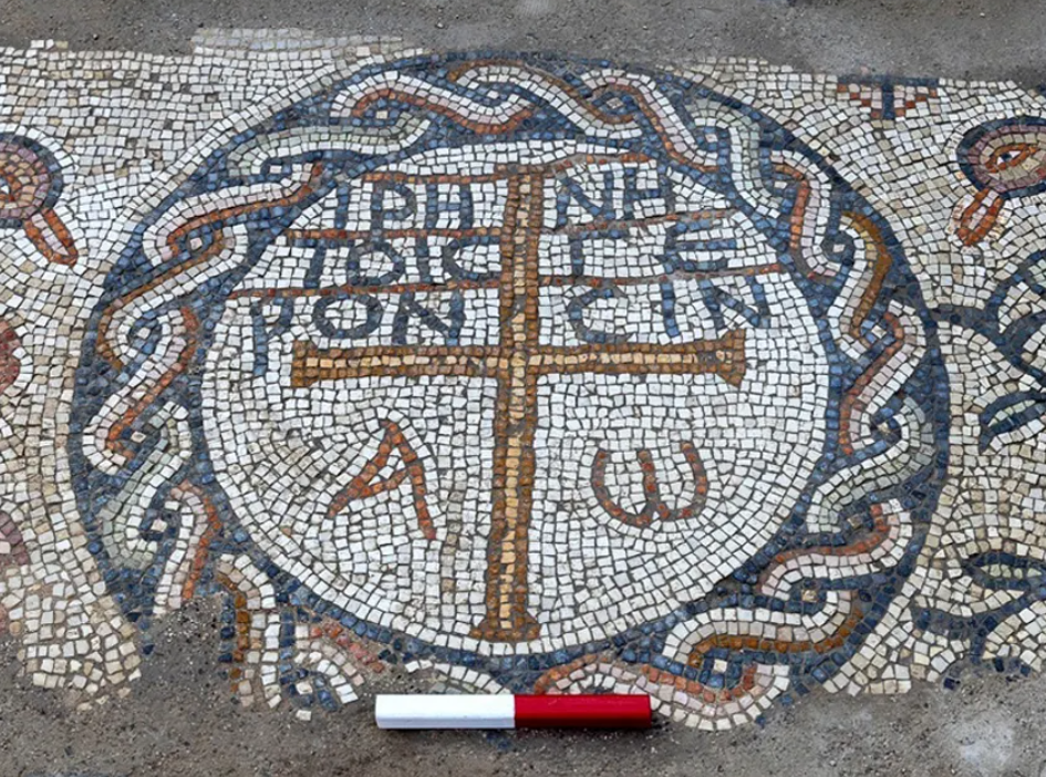 Dòng chữ này được viết bằng tiếng Hy Lạp, vậy nên đây có thể là bằng chứng vật chất sớm nhất về một viện dưỡng lão cổ dành riêng cho việc chăm sóc người già cuối thế kỷ thứ 4 hoặc đầu thế kỷ thứ 5 Sau Công Nguyên. Ảnh: @ AVRAMGR.